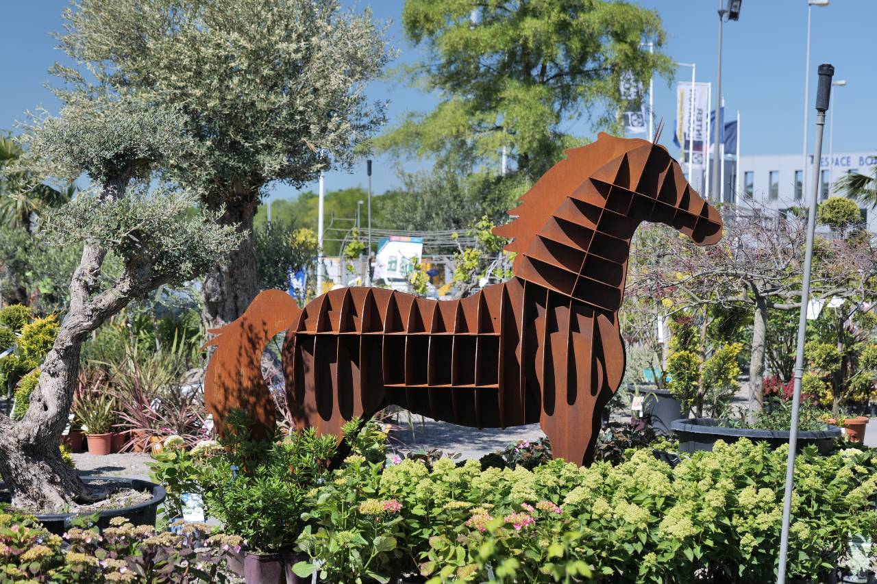 concept emmop design statue géante métallique animaux
