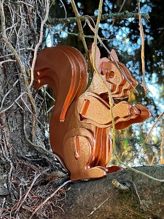 un écureuil de couleur orange dans un arbre